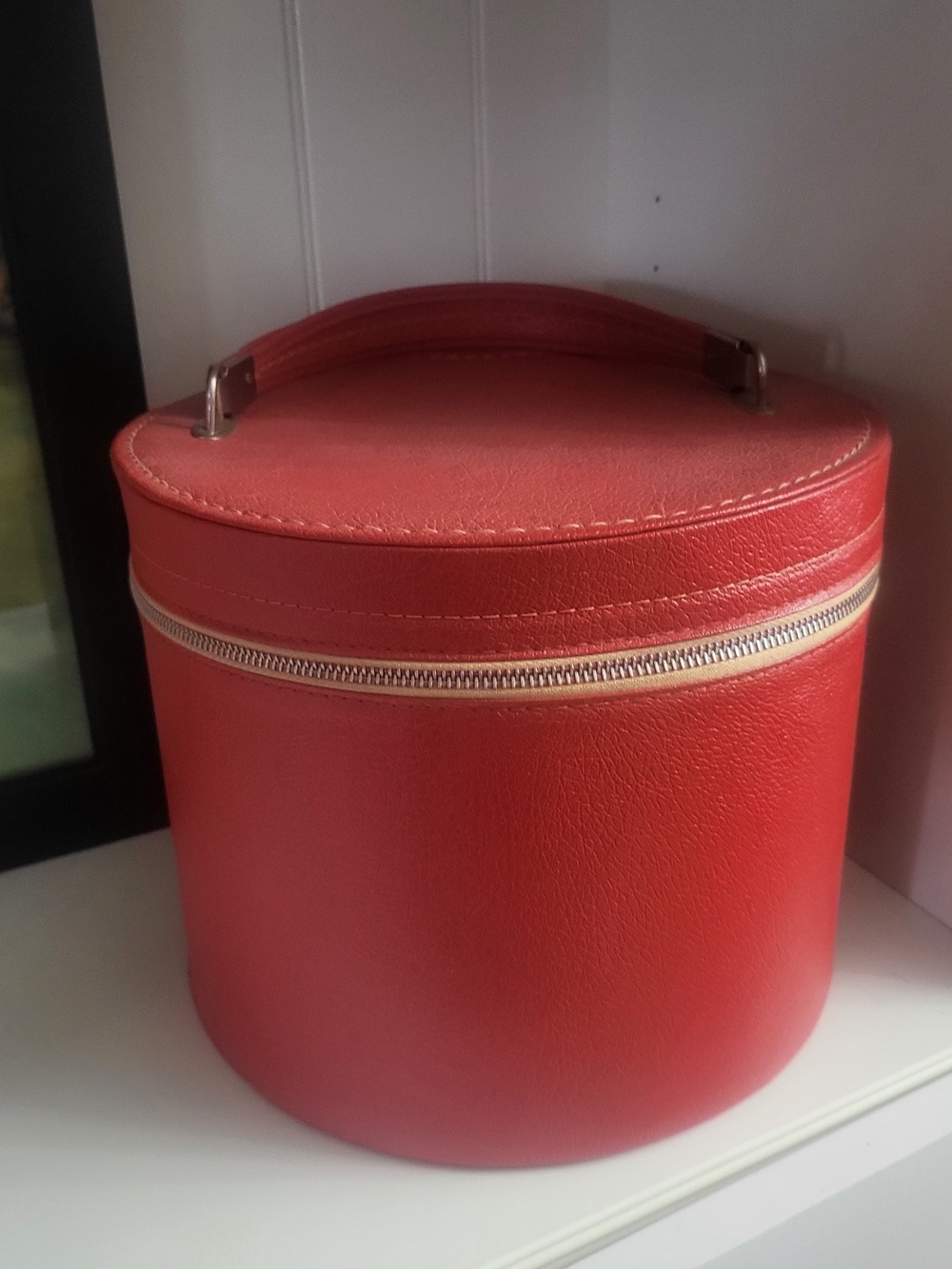 Red Round Leatherette Vanity Case with Top Handle